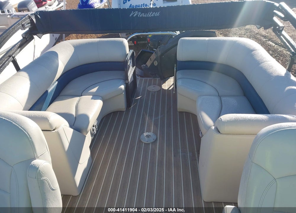 2017 TRITON MANITOU OASIS 23 VIN: TII87522C717