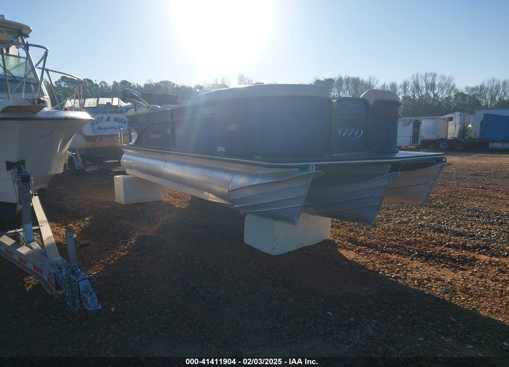 2017 TRITON MANITOU OASIS 23 VIN: TII87522C717