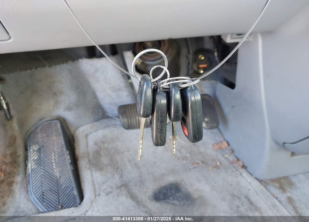 2002 TOYOTA SIENNA XLE VIN: 4T3ZF13C62U496793