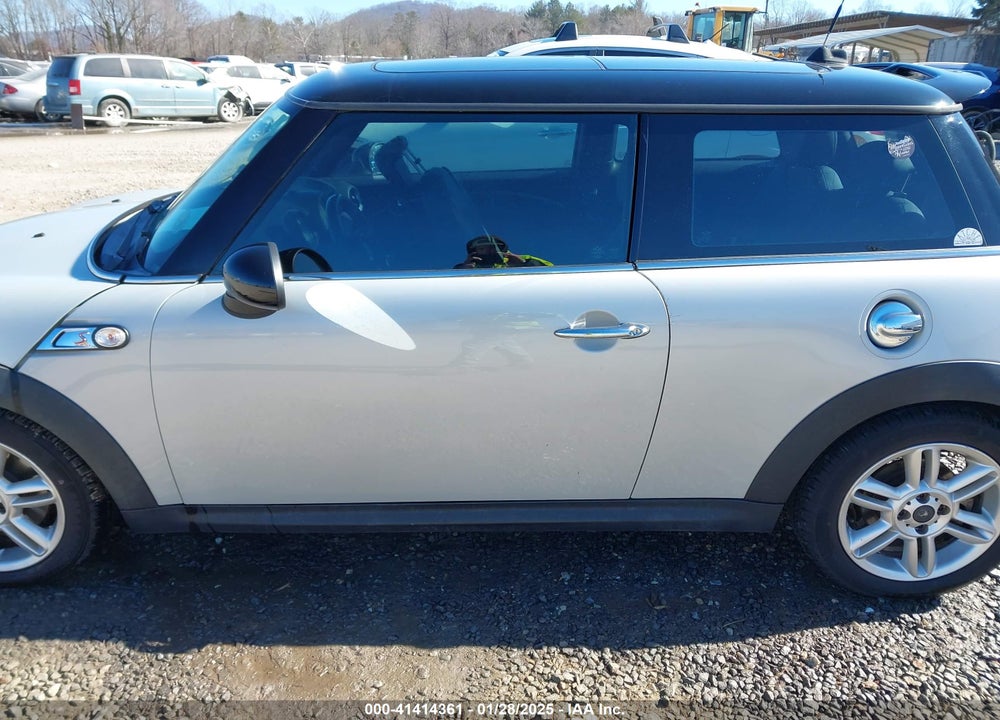 2011 MINI COOPER S VIN: WMWSV3C50BTY22993