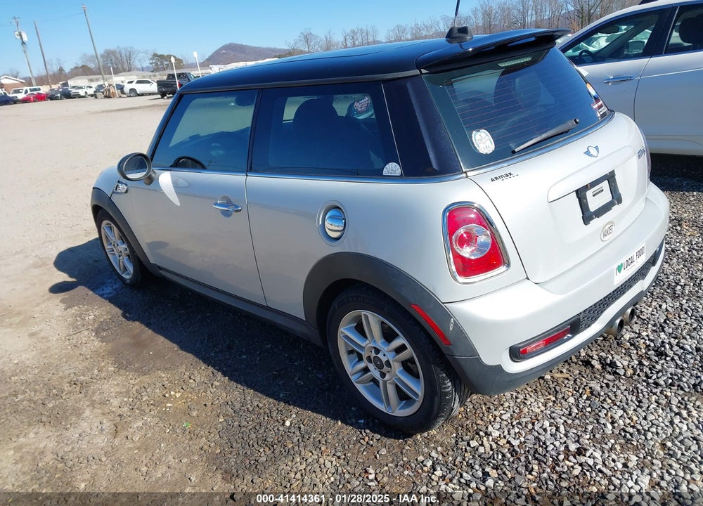 2011 MINI COOPER S VIN: WMWSV3C50BTY22993