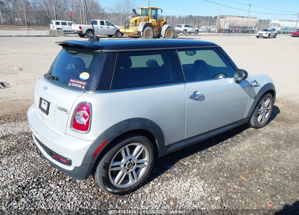 2011 MINI COOPER S VIN: WMWSV3C50BTY22993