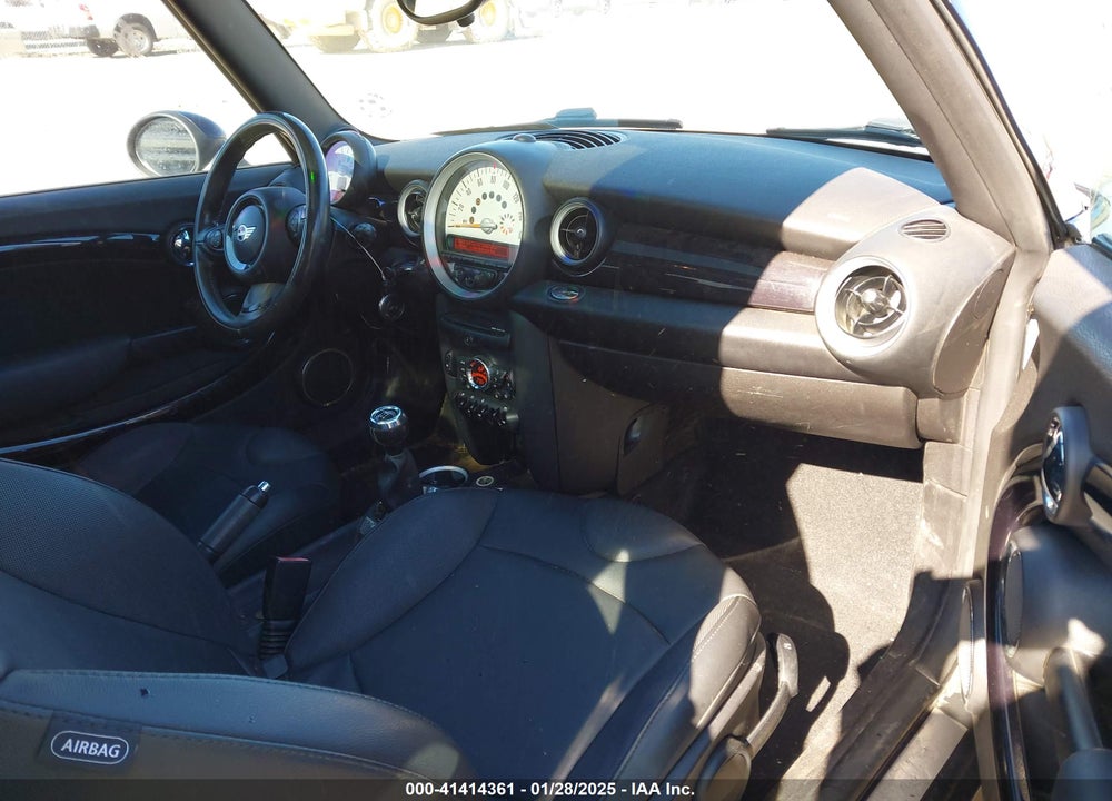 2011 MINI COOPER S VIN: WMWSV3C50BTY22993