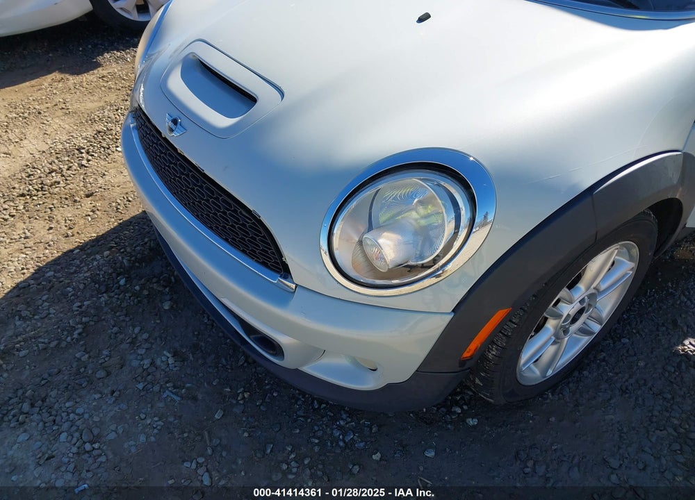 2011 MINI COOPER S VIN: WMWSV3C50BTY22993