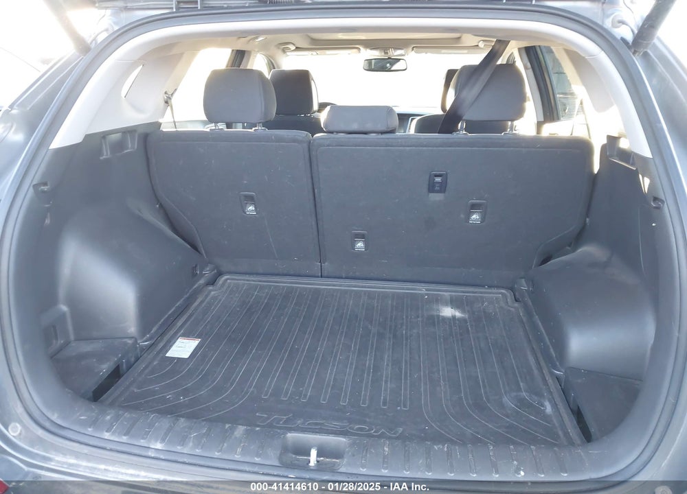 2018 HYUNDAI TUCSON VALUE VIN: KM8J33A28JU801083
