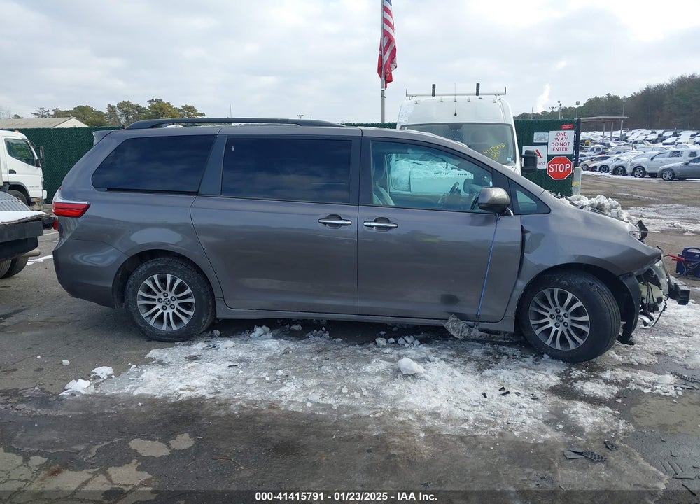 2018 TOYOTA SIENNA XLE 8 PASSENGER VIN: 5TDYZ3DC1JS917509