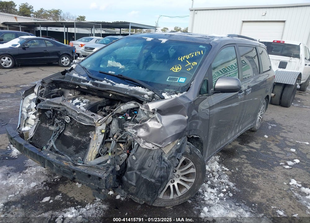 2018 TOYOTA SIENNA XLE 8 PASSENGER VIN: 5TDYZ3DC1JS917509