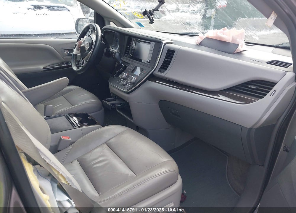 2018 TOYOTA SIENNA XLE 8 PASSENGER VIN: 5TDYZ3DC1JS917509