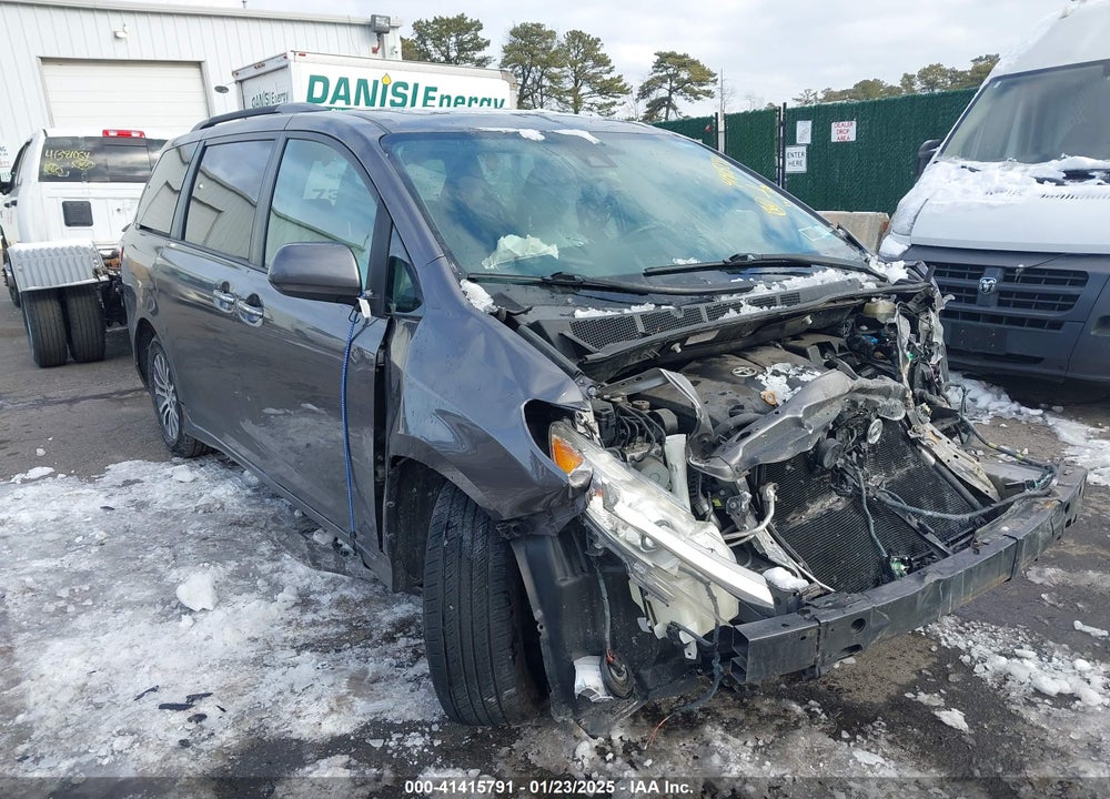 2018 TOYOTA SIENNA XLE 8 PASSENGER VIN: 5TDYZ3DC1JS917509