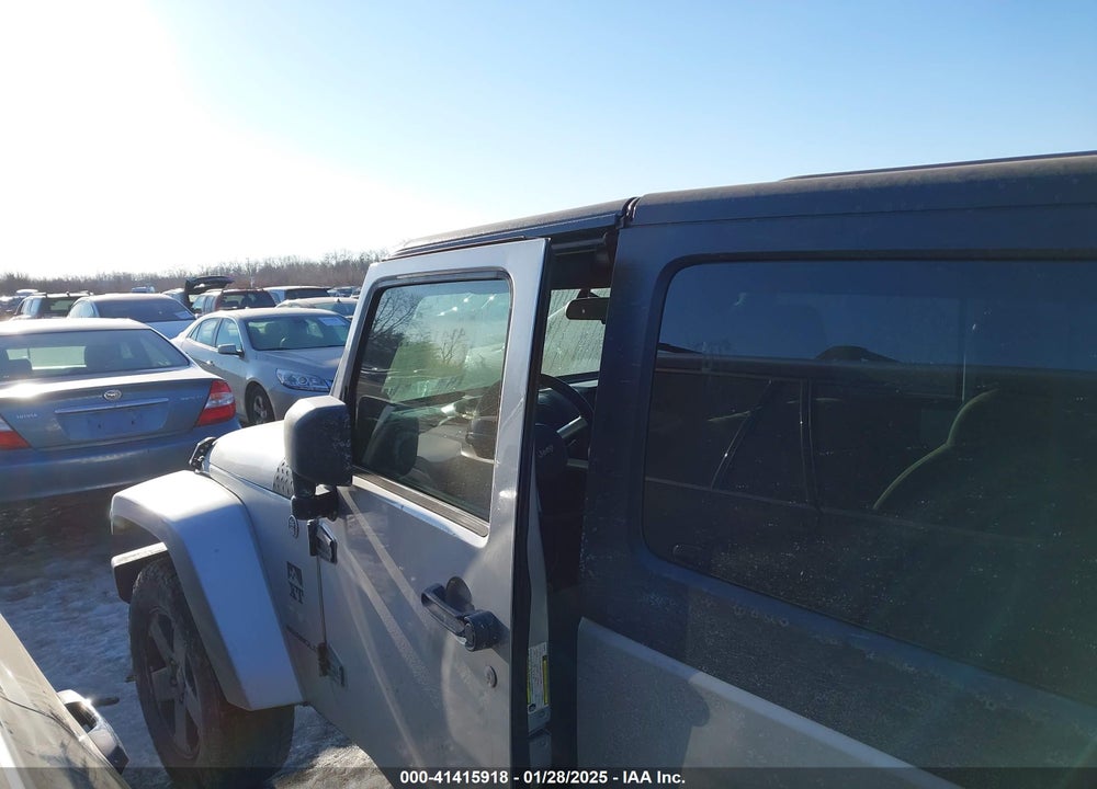 2008 JEEP WRANGLER SAHARA VIN: 1J4FA541X8L552617