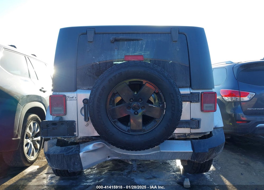 2008 JEEP WRANGLER SAHARA VIN: 1J4FA541X8L552617