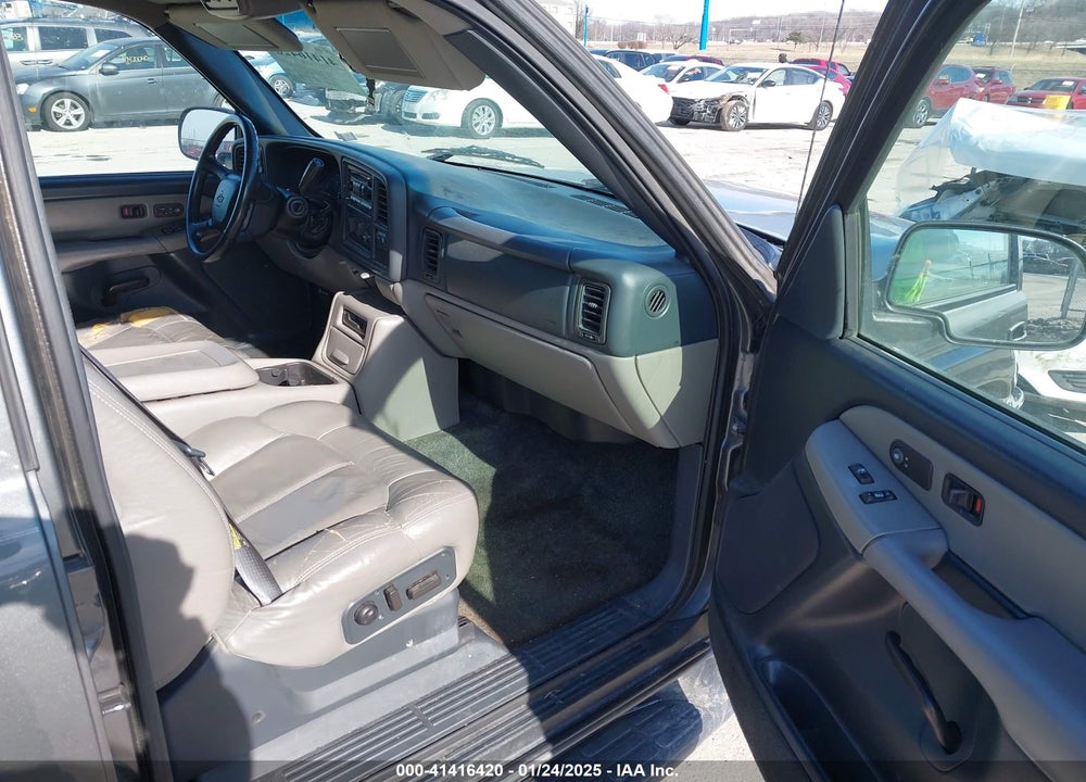 2002 CHEVROLET SUBURBAN 1500 LT VIN: 1GNEC16Z02J118305