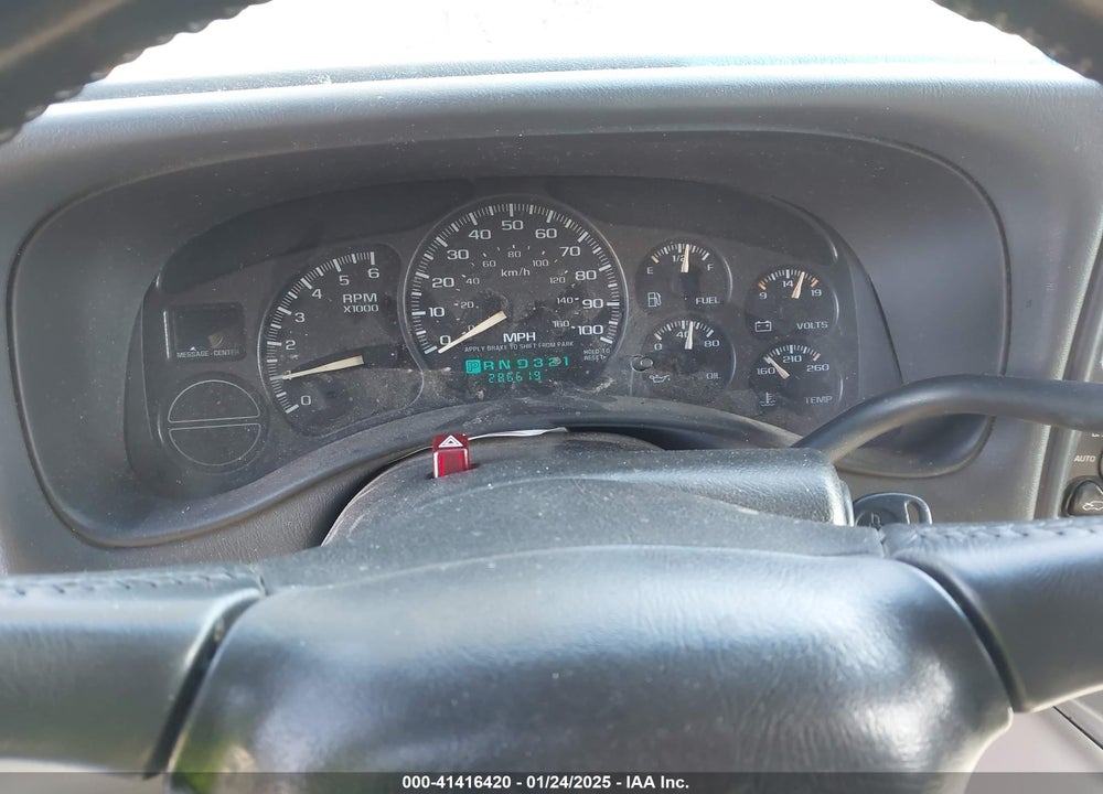 2002 CHEVROLET SUBURBAN 1500 LT VIN: 1GNEC16Z02J118305