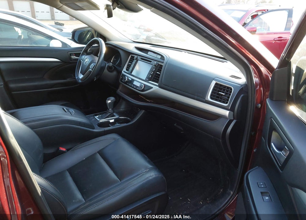 2019 TOYOTA HIGHLANDER XLE VIN: 5TDJZRFH8KS928280