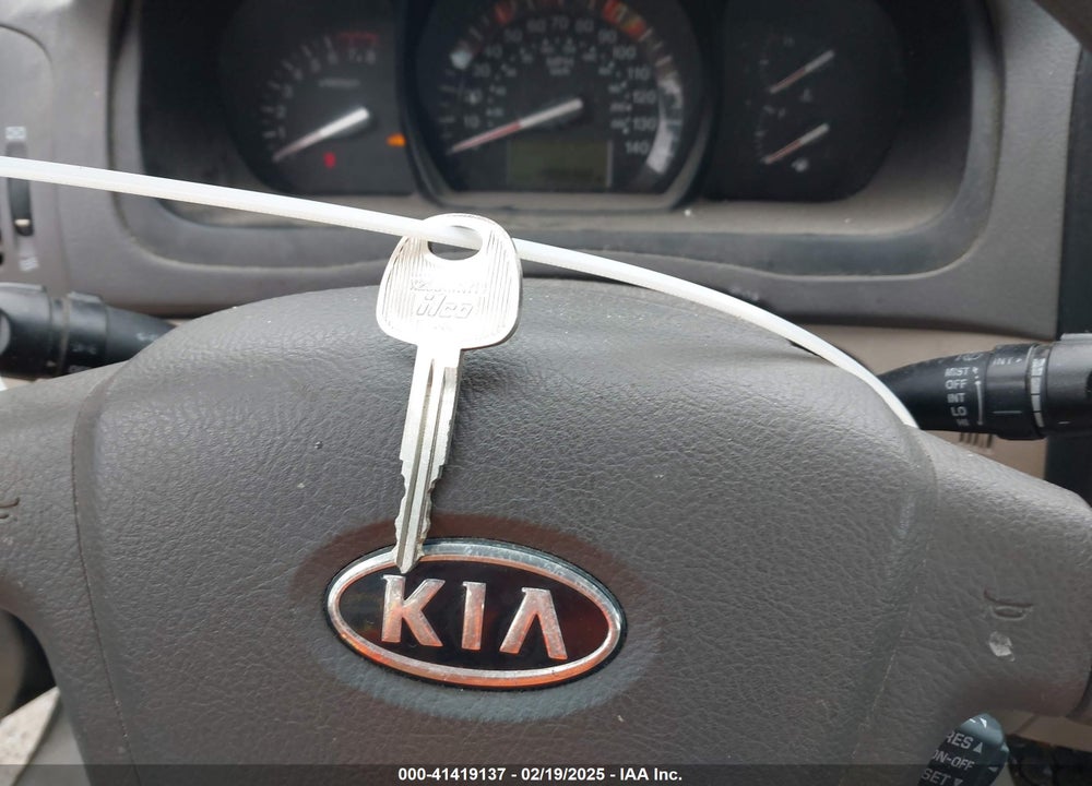 2009 KIA SPECTRA VIN: KNAFE221X95605833