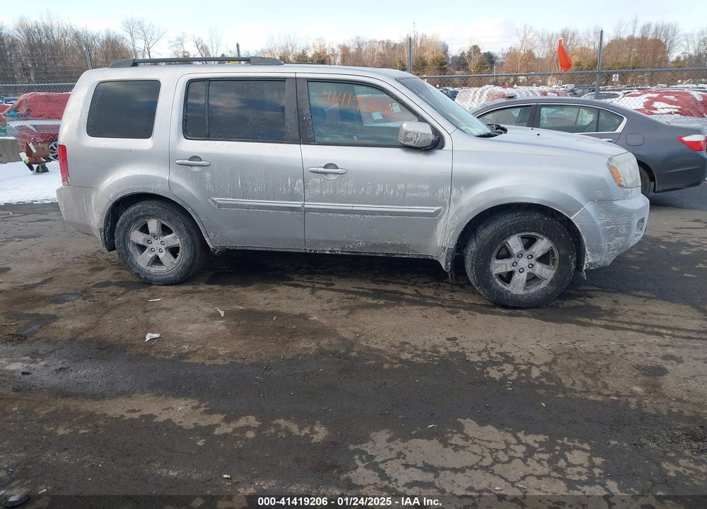 2011 HONDA PILOT EX-L VIN: 5FNYF4H58BB031655