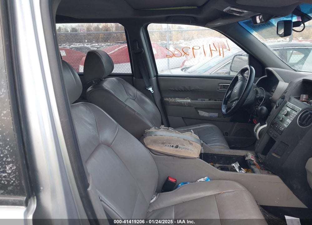 2011 HONDA PILOT EX-L VIN: 5FNYF4H58BB031655