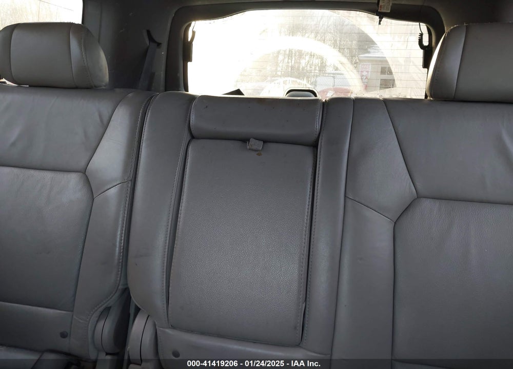 2011 HONDA PILOT EX-L VIN: 5FNYF4H58BB031655