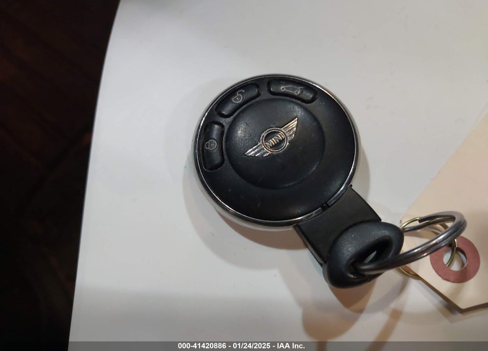 2009 MINI COOPER S VIN: WMWMF73509TW84251