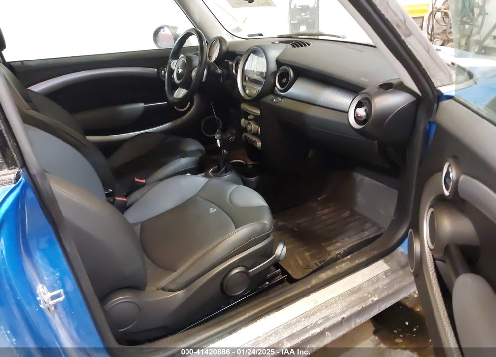 2009 MINI COOPER S VIN: WMWMF73509TW84251