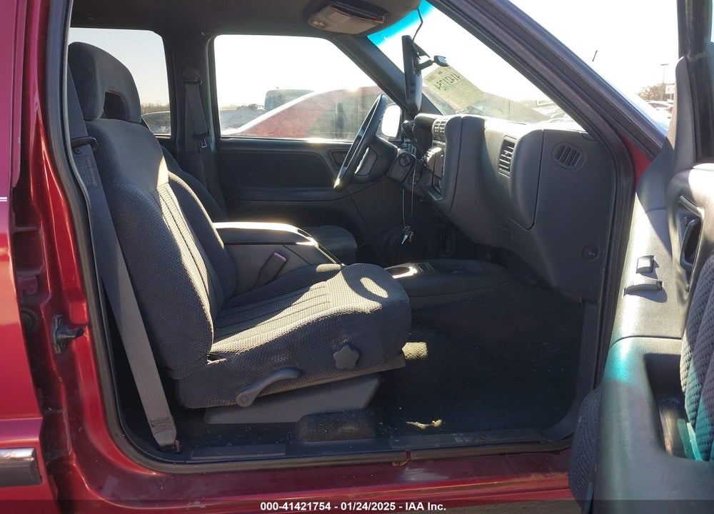 1996 CHEVROLET BLAZER VIN: 1GNCS13W7T2219261