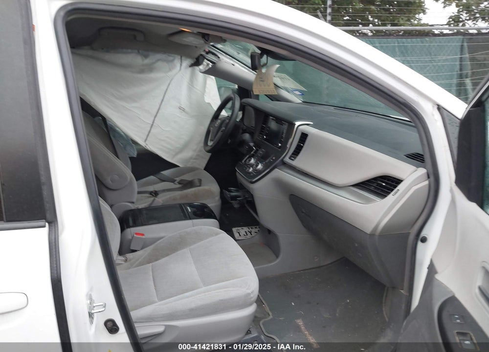 2018 TOYOTA SIENNA VIN: 5TDKZ3DC6JS928592