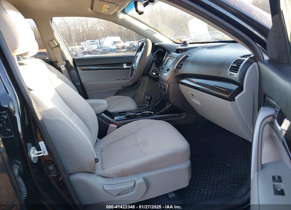 2014 KIA SORENTO LX VIN: 5XYKT4A61EG435444