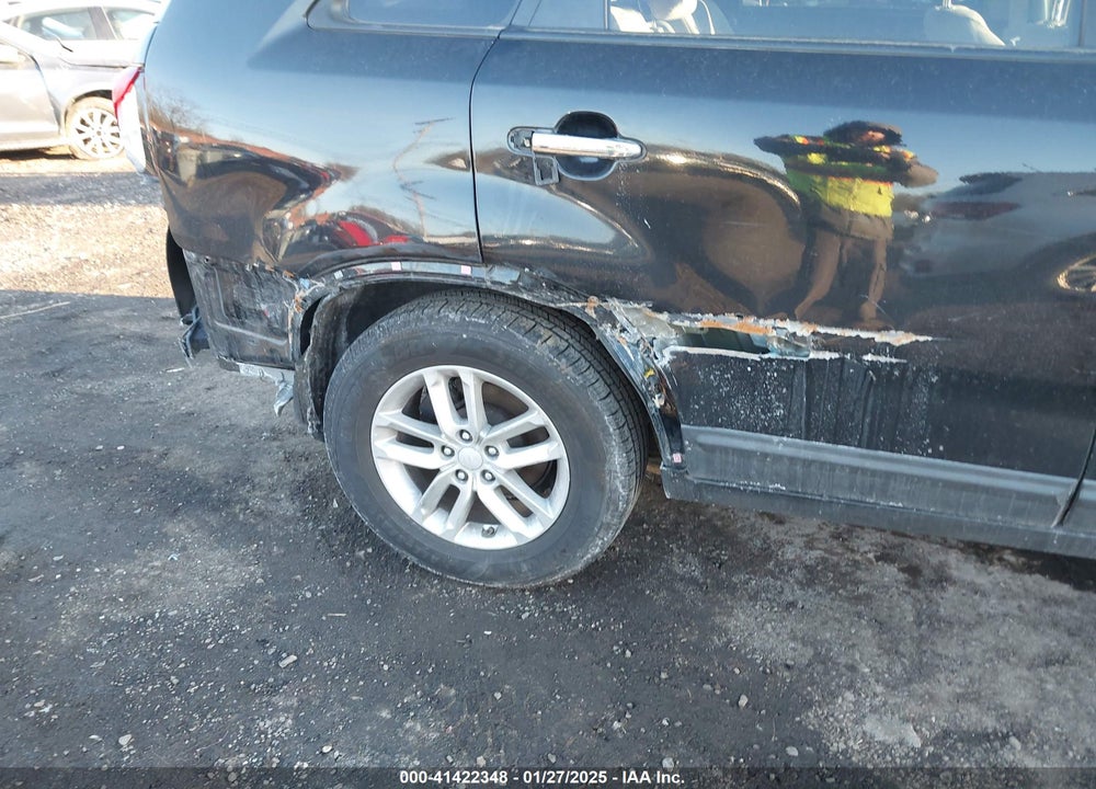 2014 KIA SORENTO LX VIN: 5XYKT4A61EG435444