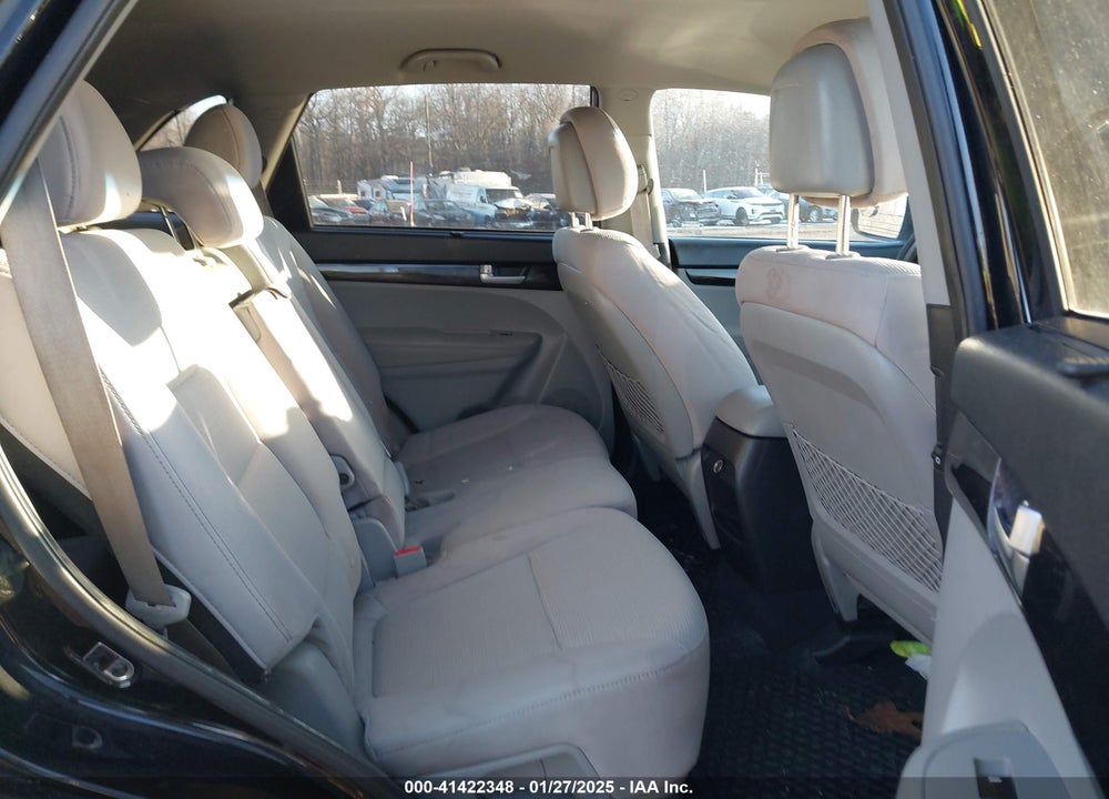 2014 KIA SORENTO LX VIN: 5XYKT4A61EG435444