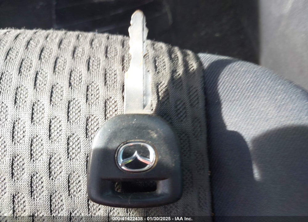 2005 MAZDA 3 I VIN: JM1BK32F451290704