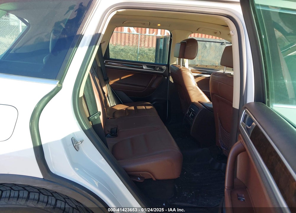 2014 VOLKSWAGEN TOUAREG 3.6L EXECUTIVE VIN: WVGEF9BP1ED009546