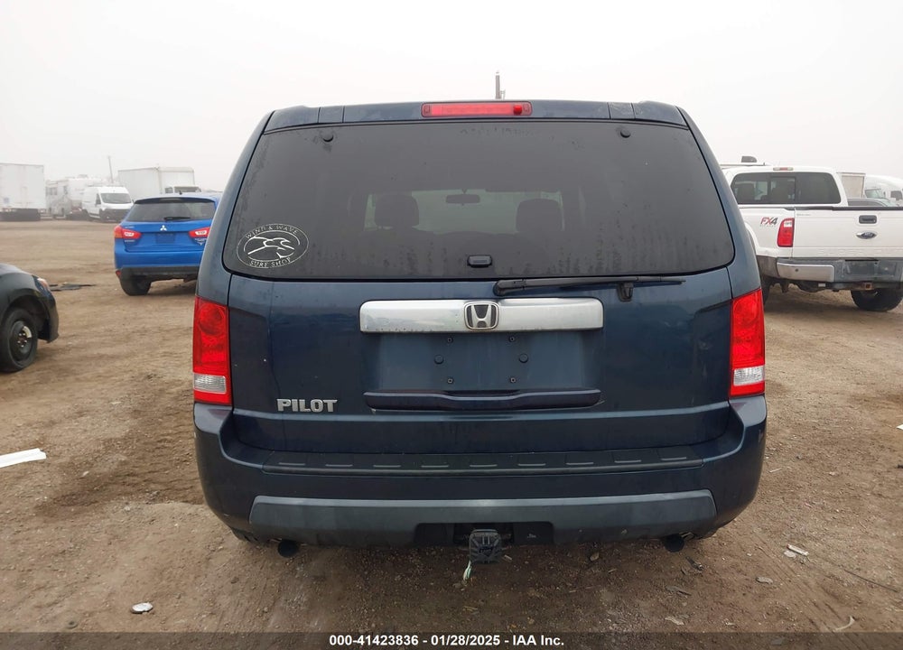 2011 HONDA PILOT LX VIN: 5FNYF3H25BB030060