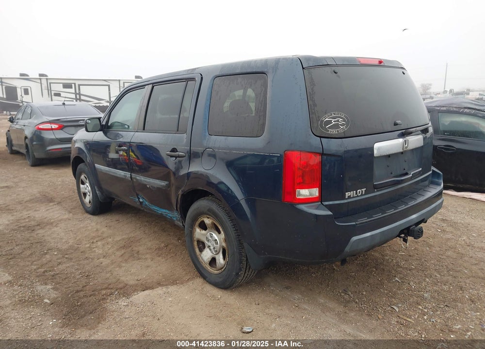 2011 HONDA PILOT LX VIN: 5FNYF3H25BB030060