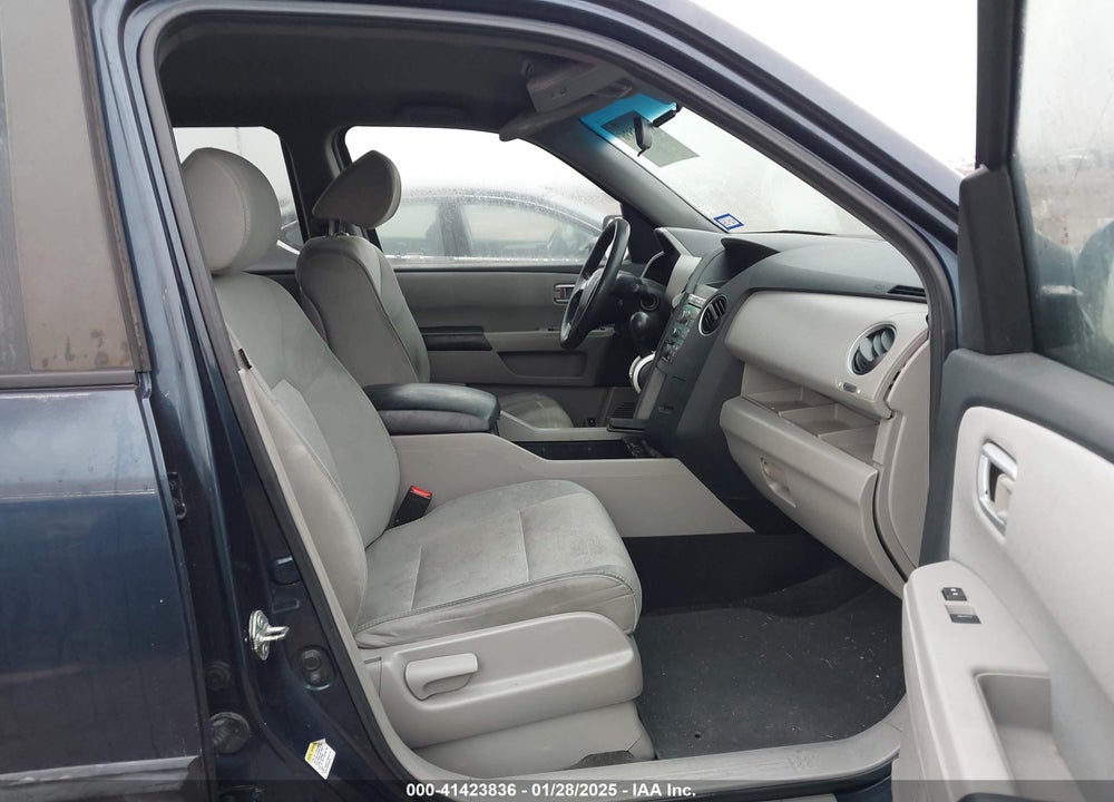 2011 HONDA PILOT LX VIN: 5FNYF3H25BB030060