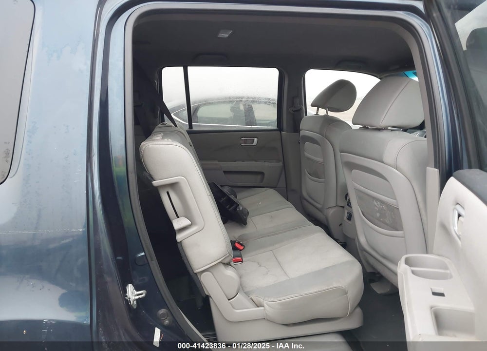 2011 HONDA PILOT LX VIN: 5FNYF3H25BB030060