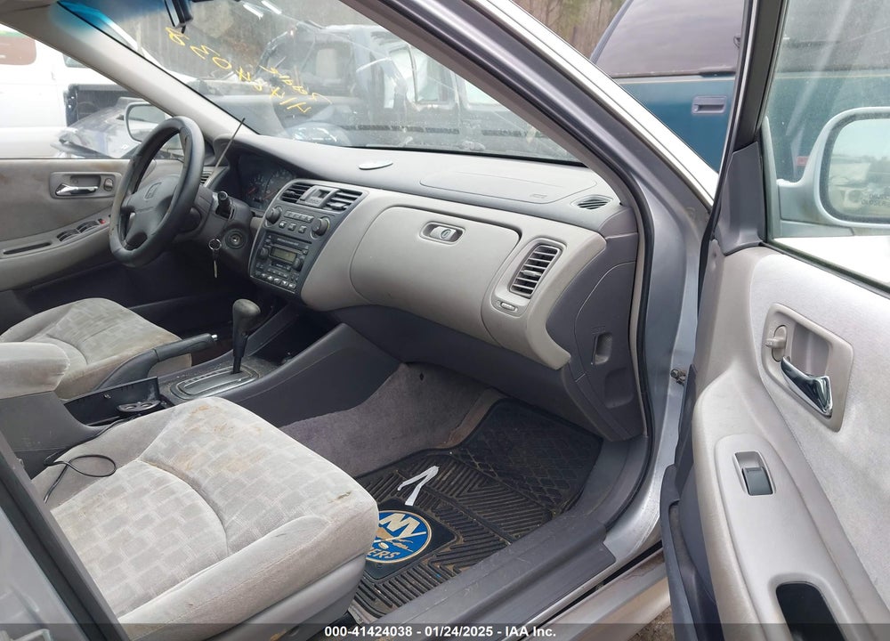 2001 HONDA ACCORD 2.3 EX VIN: 1HGCG66811A076526