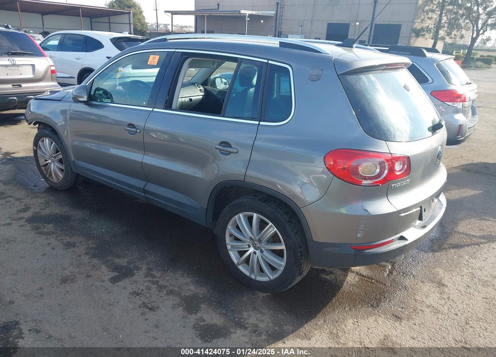 2011 VOLKSWAGEN TIGUAN SE VIN: WVGAV7AX6BW551586