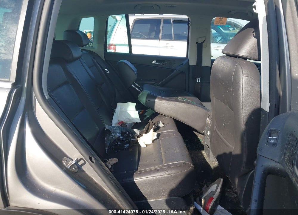 2011 VOLKSWAGEN TIGUAN SE VIN: WVGAV7AX6BW551586