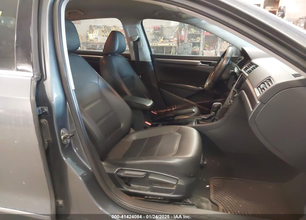 2017 VOLKSWAGEN PASSAT VIN: 1VWDT7A39HC043642