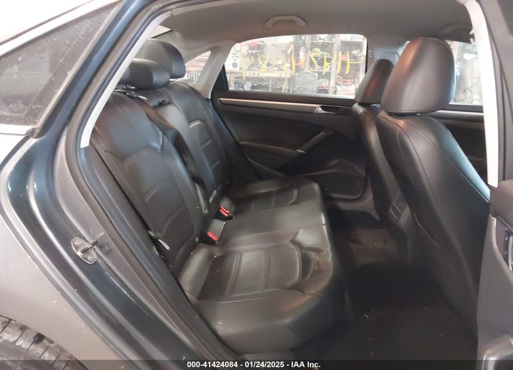 2017 VOLKSWAGEN PASSAT VIN: 1VWDT7A39HC043642
