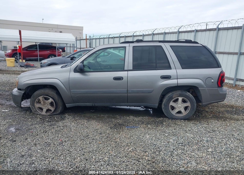 2005 CHEVROLET TRAILBLAZER LS VIN: 1GNDT13S352324364