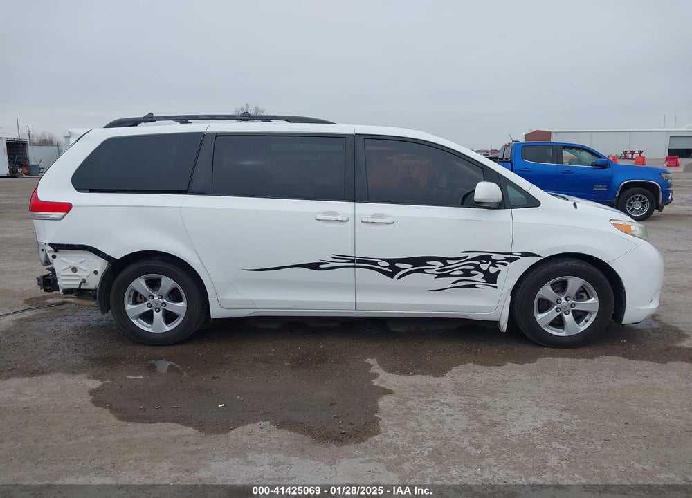 2011 TOYOTA SIENNA LE V6 VIN: 5TDKK3DC8BS135946