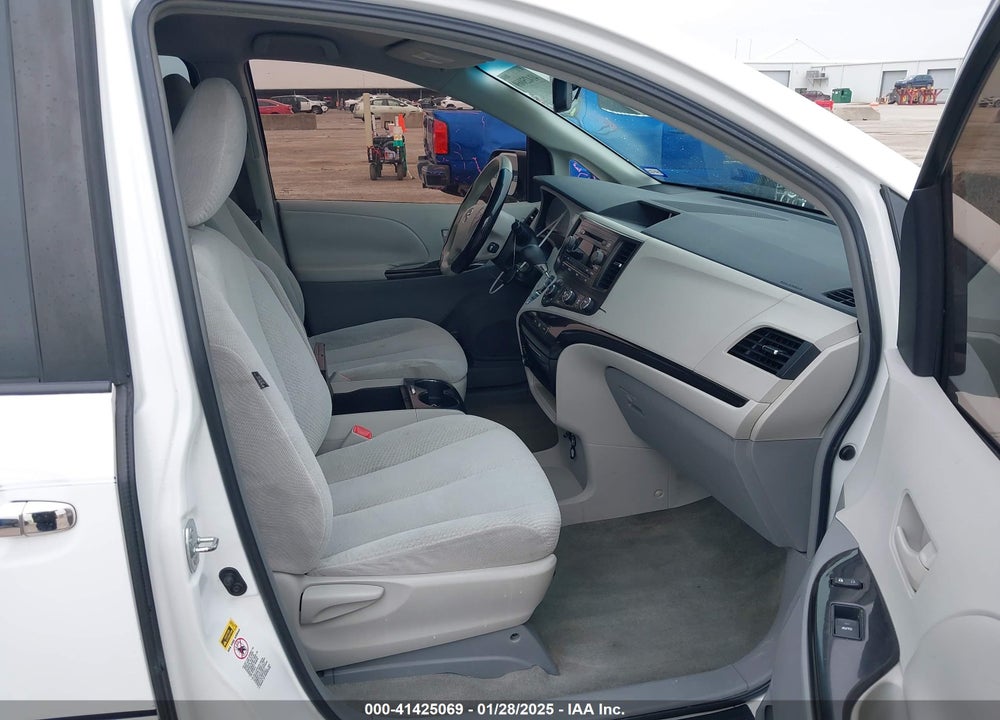 2011 TOYOTA SIENNA LE V6 VIN: 5TDKK3DC8BS135946