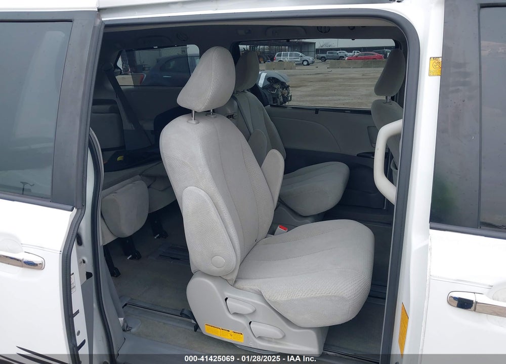 2011 TOYOTA SIENNA LE V6 VIN: 5TDKK3DC8BS135946