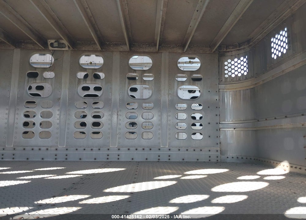 2009 WILSON TRAILER CO LIVESTOCK TRAILER VIN: 1W1RJF2K29D537387