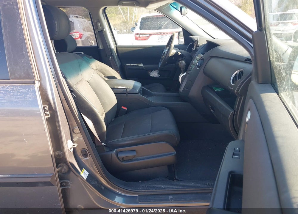 2010 HONDA PILOT LX VIN: 5FNYF4H25AB012615