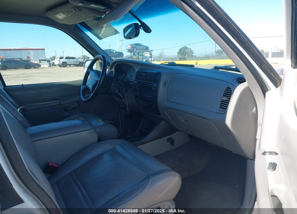 2000 FORD EXPLORER XLT VIN: 1FMZU73E8YZB29988