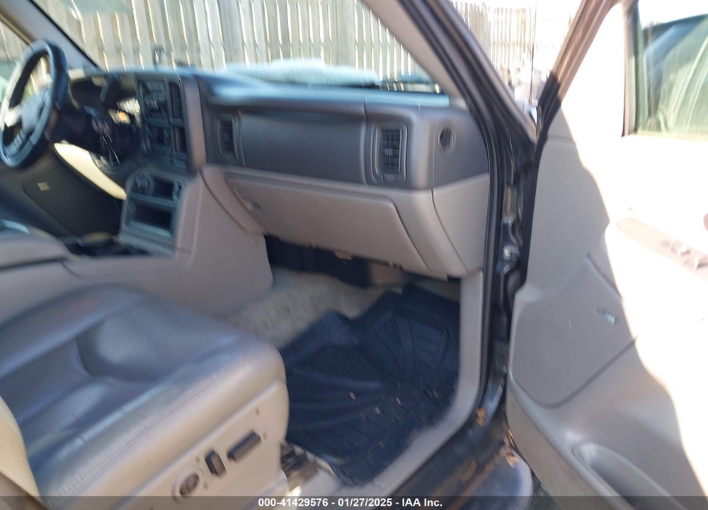 2004 CHEVROLET SUBURBAN 1500 LT VIN: 3GNFK16Z14G110063