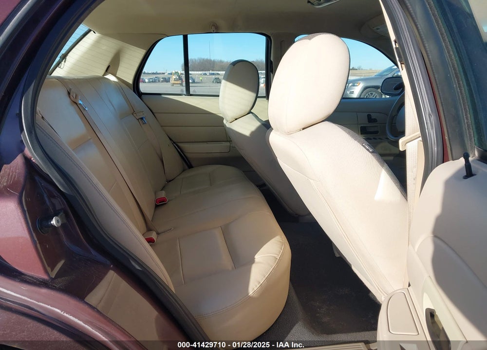 2011 FORD CROWN VICTORIA VIN: 2FABP7BV8BX122718