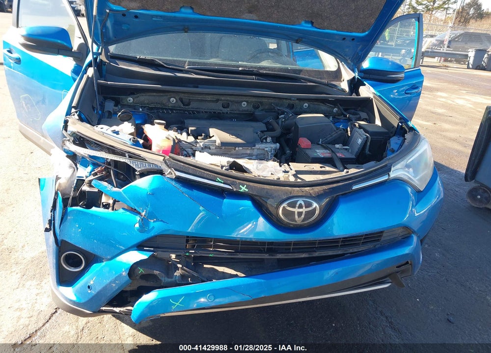 2018 TOYOTA RAV4 ADVENTURE/XLE VIN: JTMRFREV5JJ231843